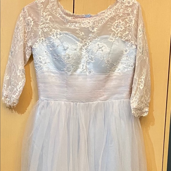 Gown - Picture 4 of 6